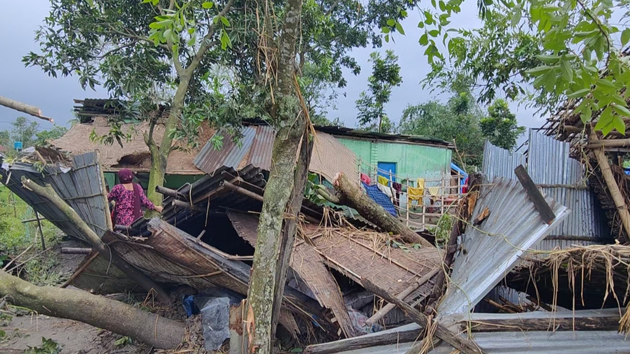 ১৩ সেকেন্ডের ঝড়ে লন্ডভন্ড ৫টি গ্রাম